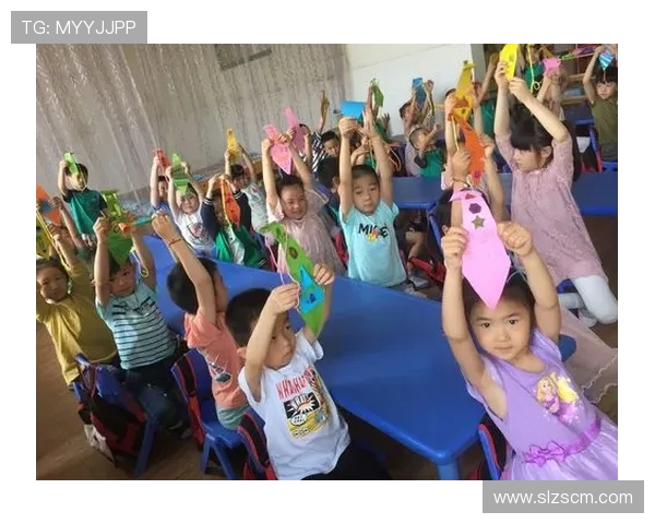 周琦骑电动车送儿子上幼儿园大长腿引关注网友纷纷称赞他的父爱如山 周琦骑电动车送儿子上幼儿园大长腿引关注网友纷纷称赞他的父爱如山